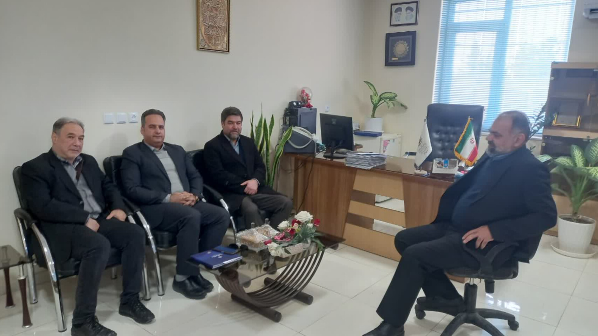 مدیر بنیاد مسکن شهرستان گناباد با مدیر منطقه ۳ شرکت ساخت آزما دیدار کردند.